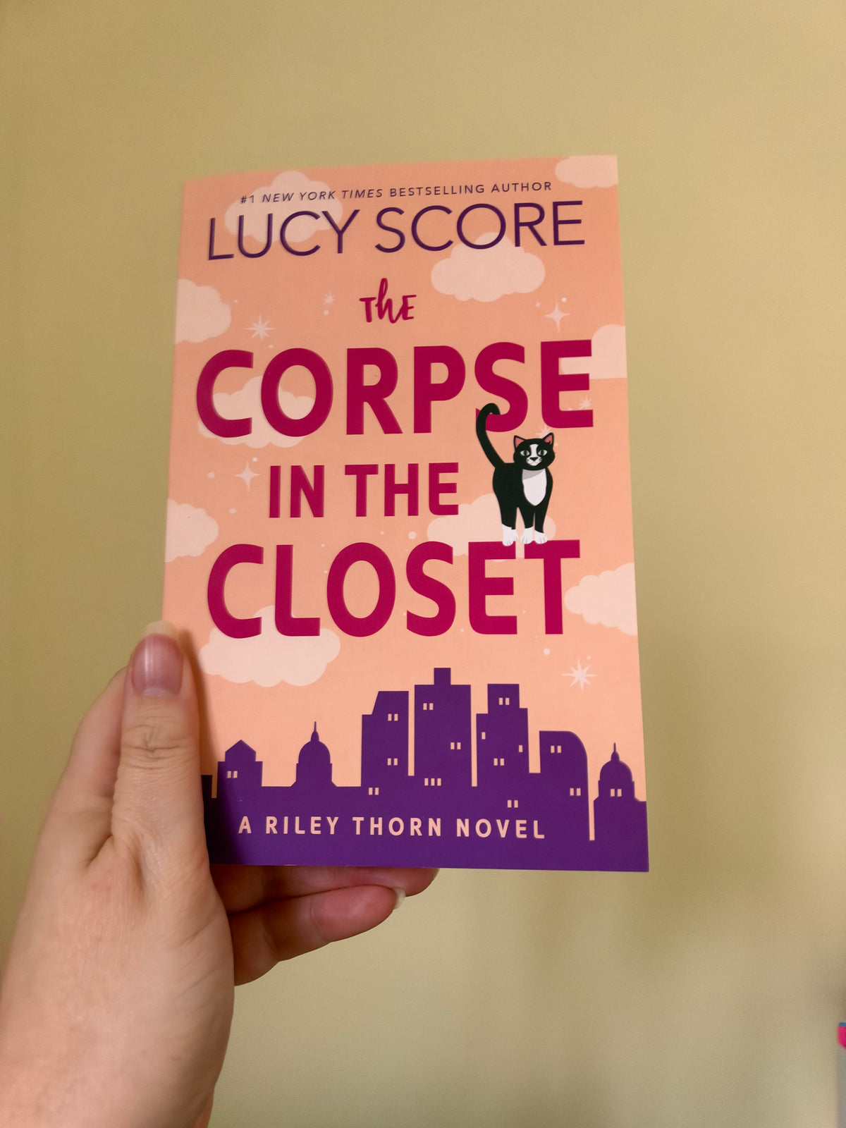 Lucy Score - The Corpse in the Closet
