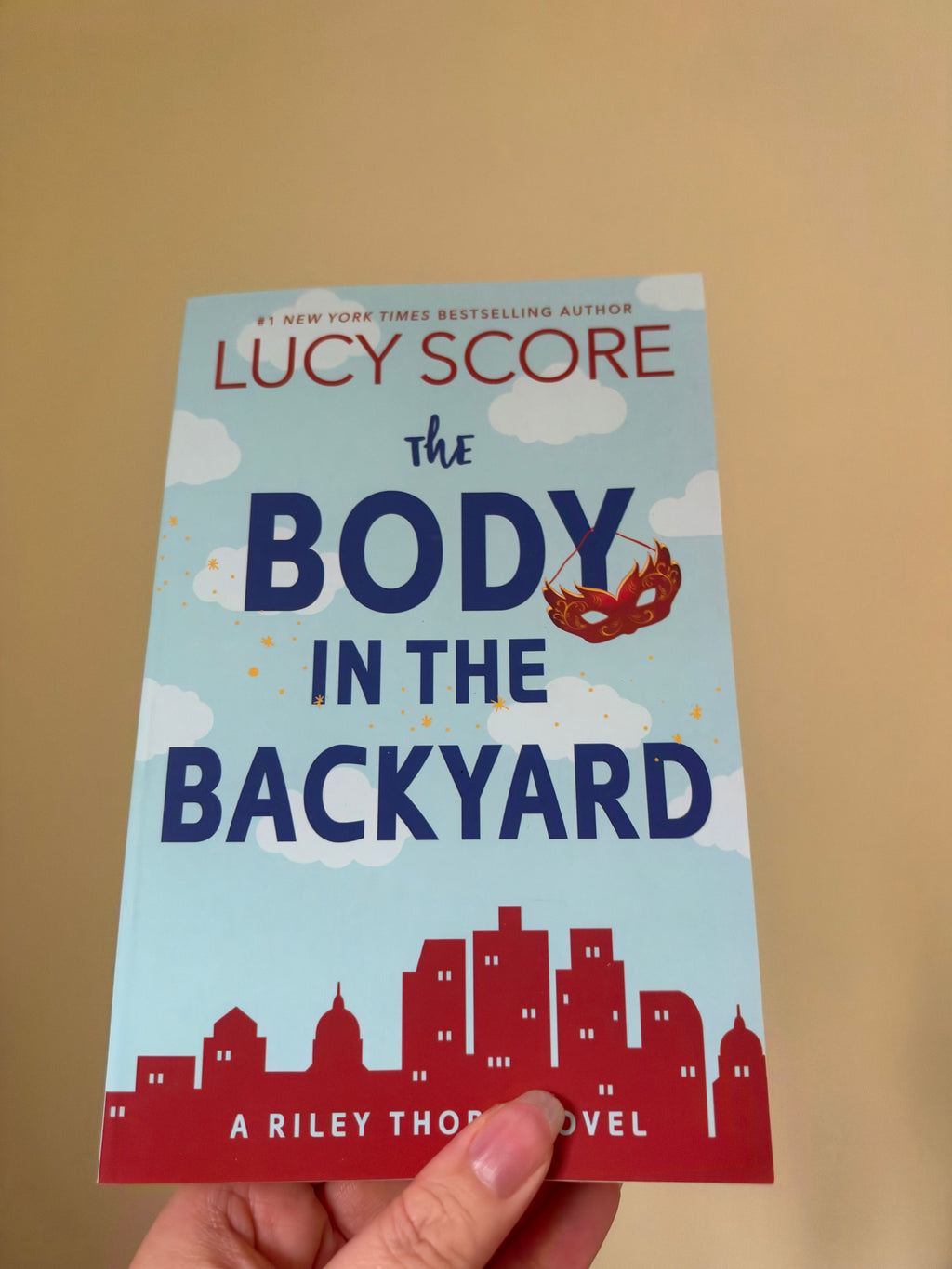 Lucy Score - The Body in the Backyard