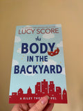 Lucy Score - The Body in the Backyard